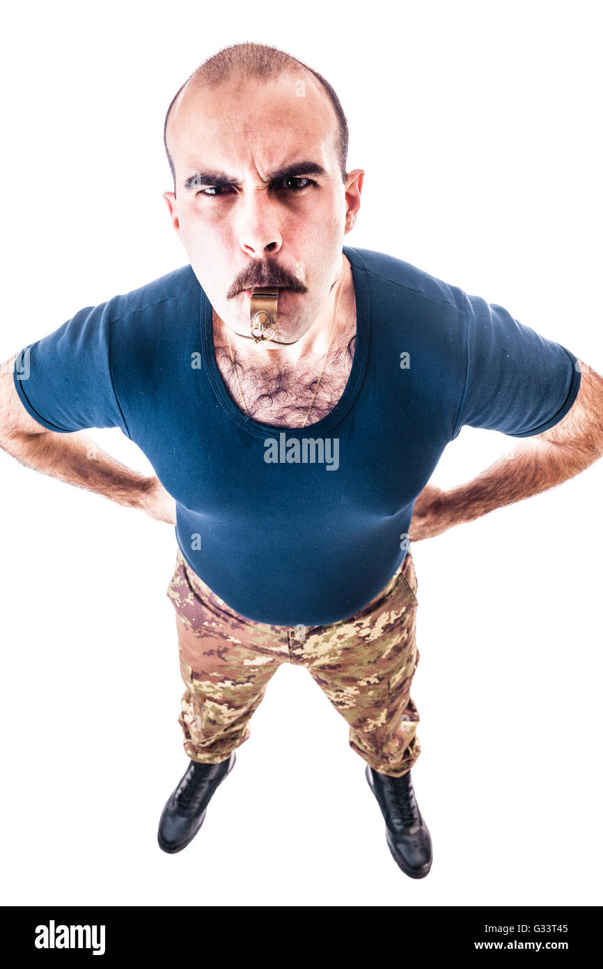 Un soldato o praticare il sergente soffia un fischio isolate su uno sfondo bianco Foto Stock