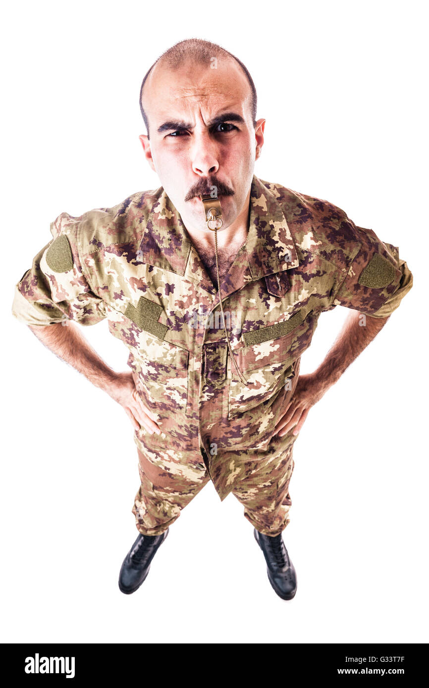 Un soldato o praticare il sergente soffia un fischio isolate su uno sfondo bianco Foto Stock
