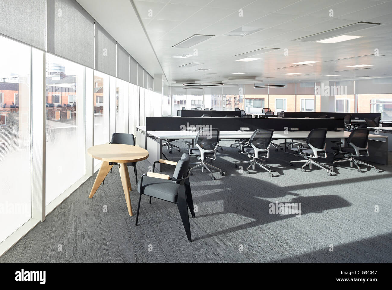 Vuoto aperto ufficio del piano interno. Uffici KPMG, Leeds, Leeds, Regno Unito. Architetto: Sheppard Robson, 2015. Foto Stock