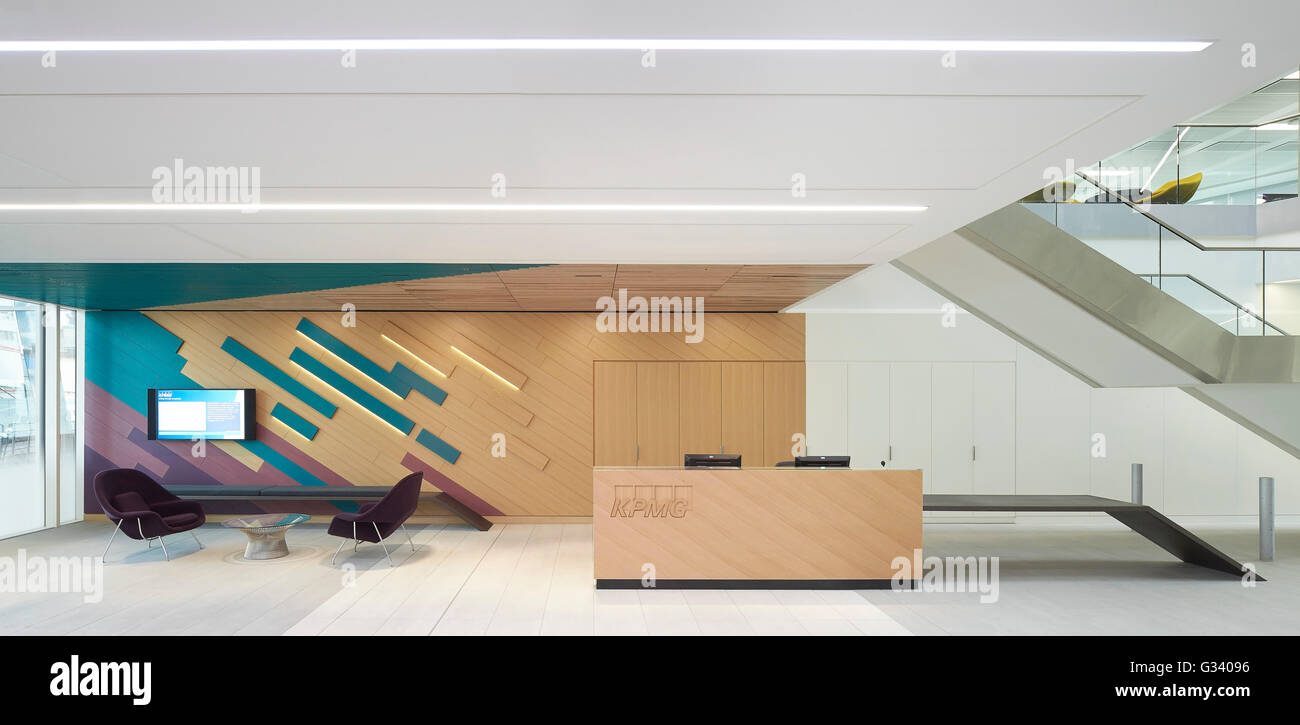 Vista in alzato frontale della reception con scrivania. Uffici KPMG, Leeds, Leeds, Regno Unito. Architetto: Sheppard Robson, 2015. Foto Stock