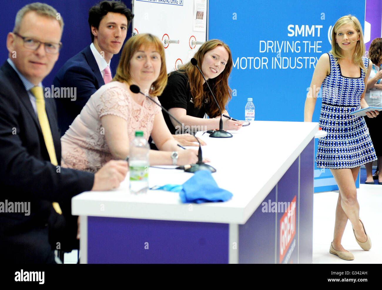 La presentatrice del conto alla rovescia Rachel Riley parla delle competenze con un gruppo di esperti del settore (da sinistra a destra) Mick Aiers, Direttore acquisti General Motors, Rita Davey, Skills Programs Manager di Jaguar Land Rover, e gli apprendisti automobilistici Lloyd Mulkerrins e Alice Roberts alla fiera inaugurale di Automechanika del Regno Unito oggi al NEC di Birmingham. Foto Stock