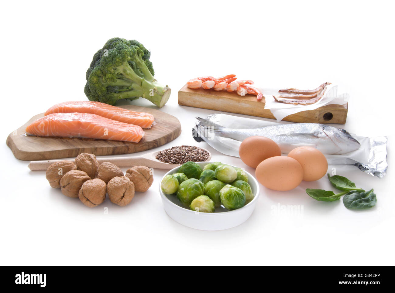 Raccolta di alimenti ad alto contenuto di omega su uno sfondo bianco Foto Stock