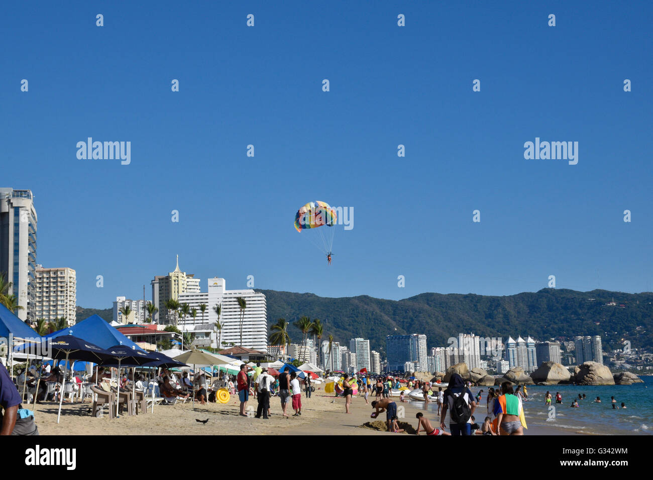 Acapulco Beach in scena con i vacanzieri. Acapulco, Messico Foto Stock