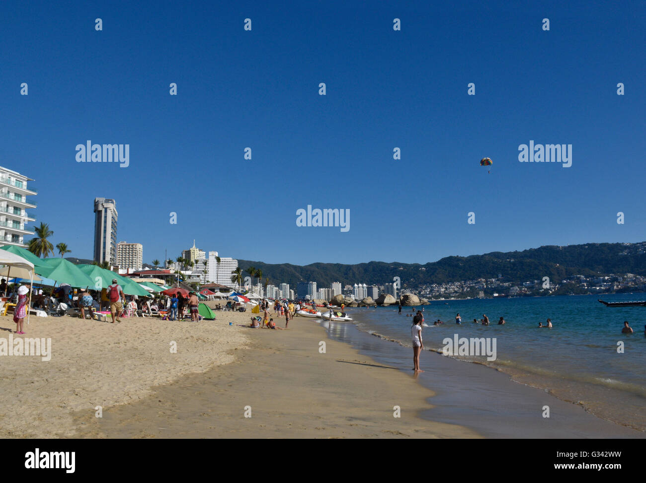 Acapulco Beach in scena con i vacanzieri. Acapulco, Messico Foto Stock