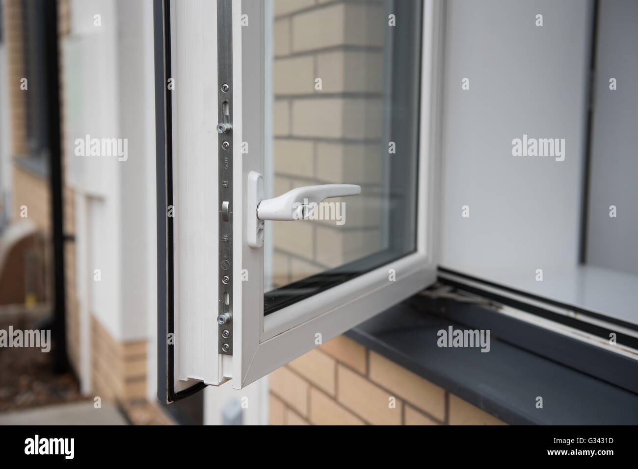 Immagini di costruzione di case di nuova costruzione rispettose dell'ambiente, altamente isolate, dove le bollette del combustibile sono drasticamente ridotte Foto Stock