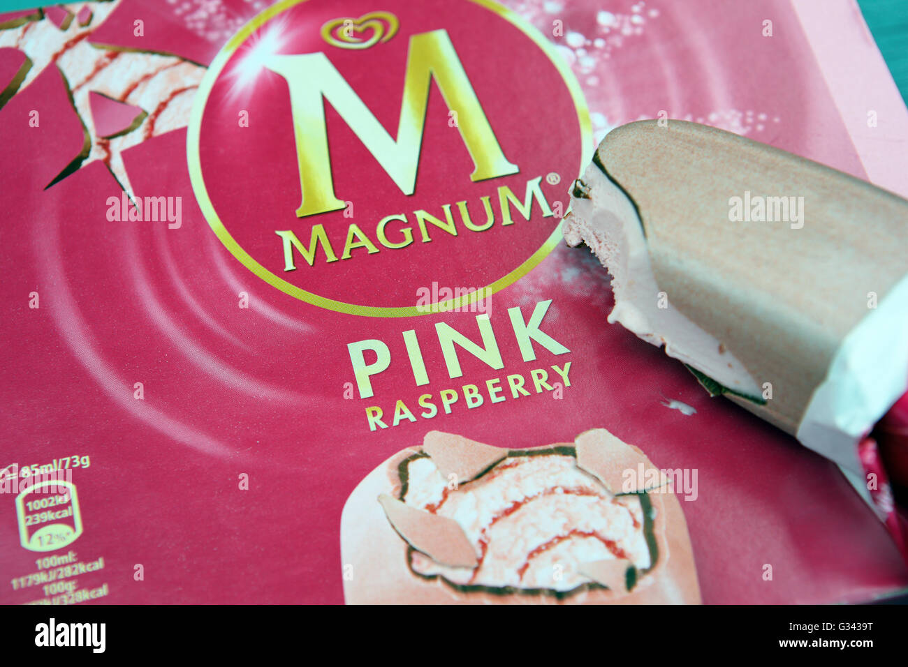 Un Magnum di gelato per lecca-lecca con un boccone fuori di essa, in rosa aroma di lampone. Foto Stock