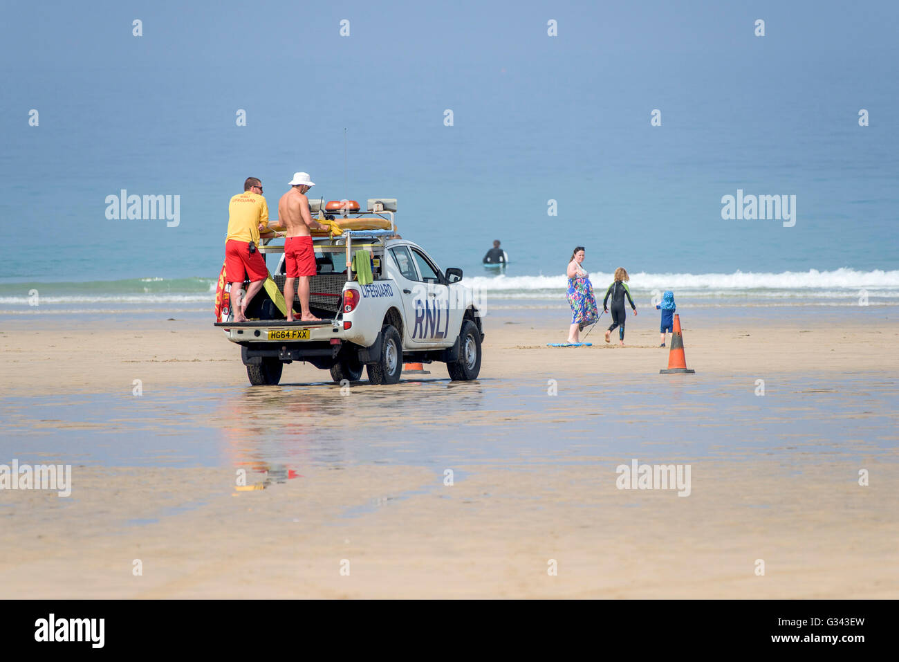 RNLI Lifeguaqrds sul dazio a Fistral Beach in Newquay, Cornwall. Foto Stock