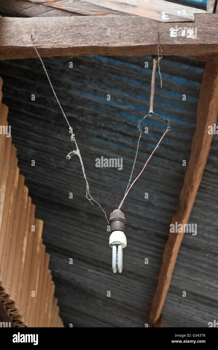 Impianto elettrico, elettricità Installazione di una lampada in stype asiatici, visto su Flores, Indonesia Foto Stock