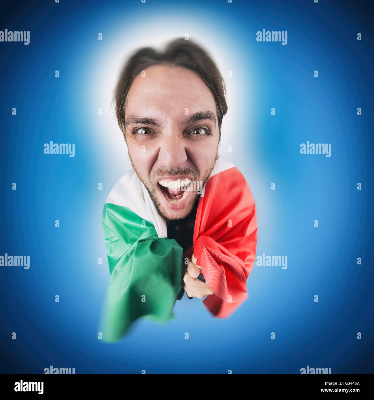 Calcio italiano Fan tiene la bandiera dell'Italia eccitato e felice per il suo team Foto Stock
