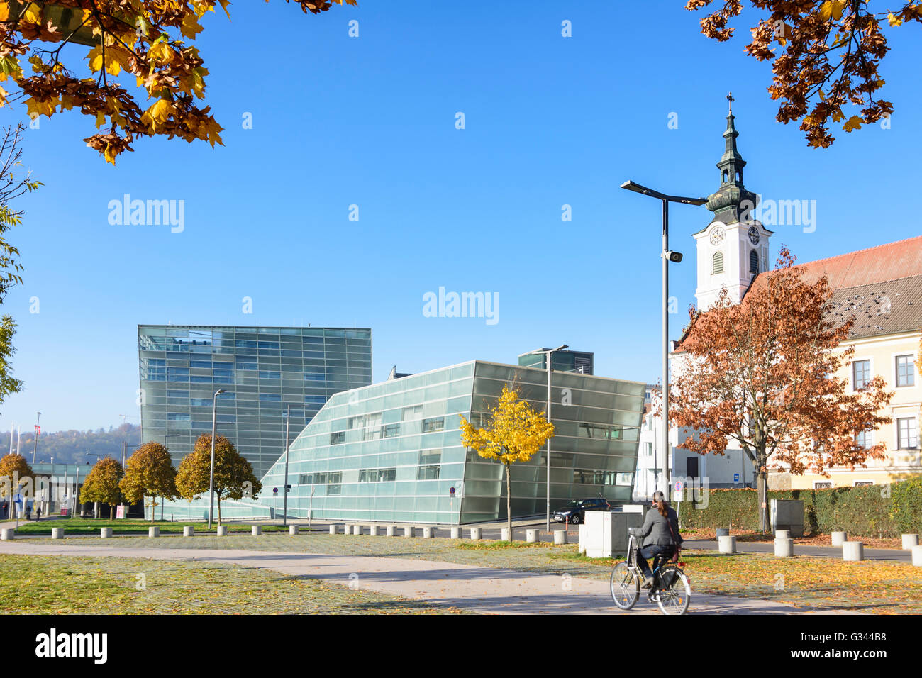 Ars Electronica Center e chiesa parrocchiale Urfahr, Austria, Oberösterreich, Austria superiore, Zentralraum, Linz Foto Stock