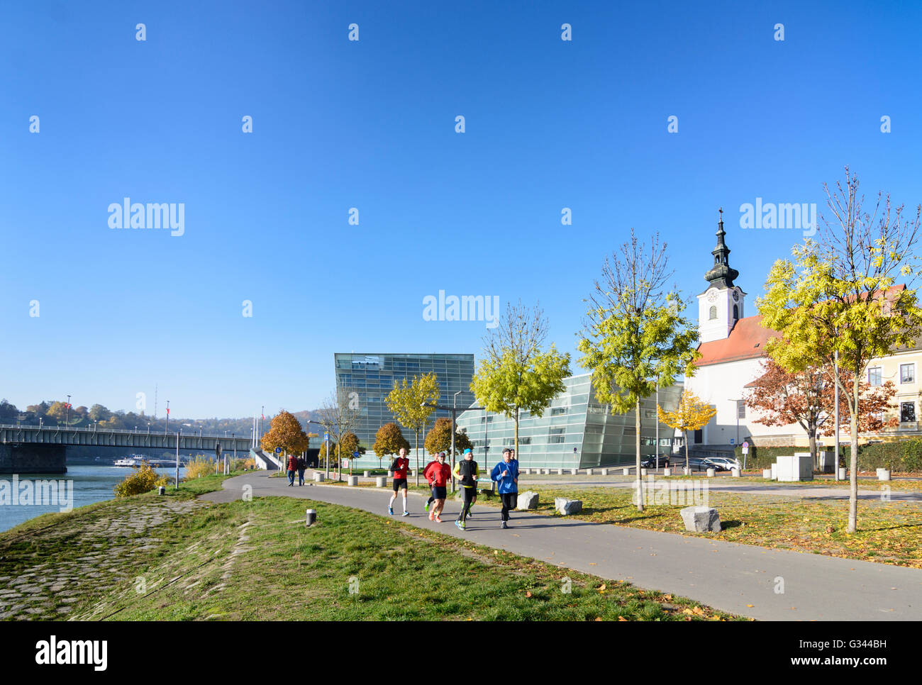 Ars Electronica Center e chiesa parrocchiale Urfahr, Austria, Oberösterreich, Austria superiore, Zentralraum, Linz Foto Stock