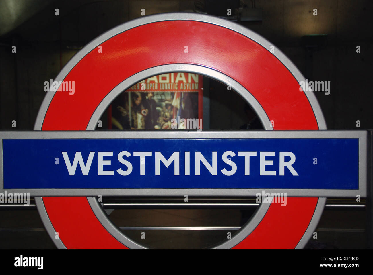 Segno di Westminster sulla metropolitana di Londra con museo poster in background Foto Stock