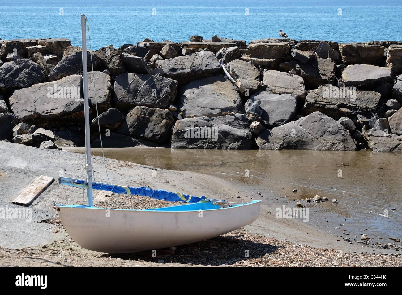 Barche a vela poggiante sulla sabbia di mare, Imperia, Italia Foto Stock