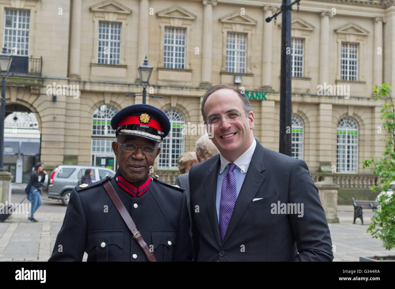 Sulla sinistra il dr. Ahmed Mukhtar, Alto sceriffo del Northamptonshire; sulla destra Michael Ellis MP per Northampton Nord Foto Stock