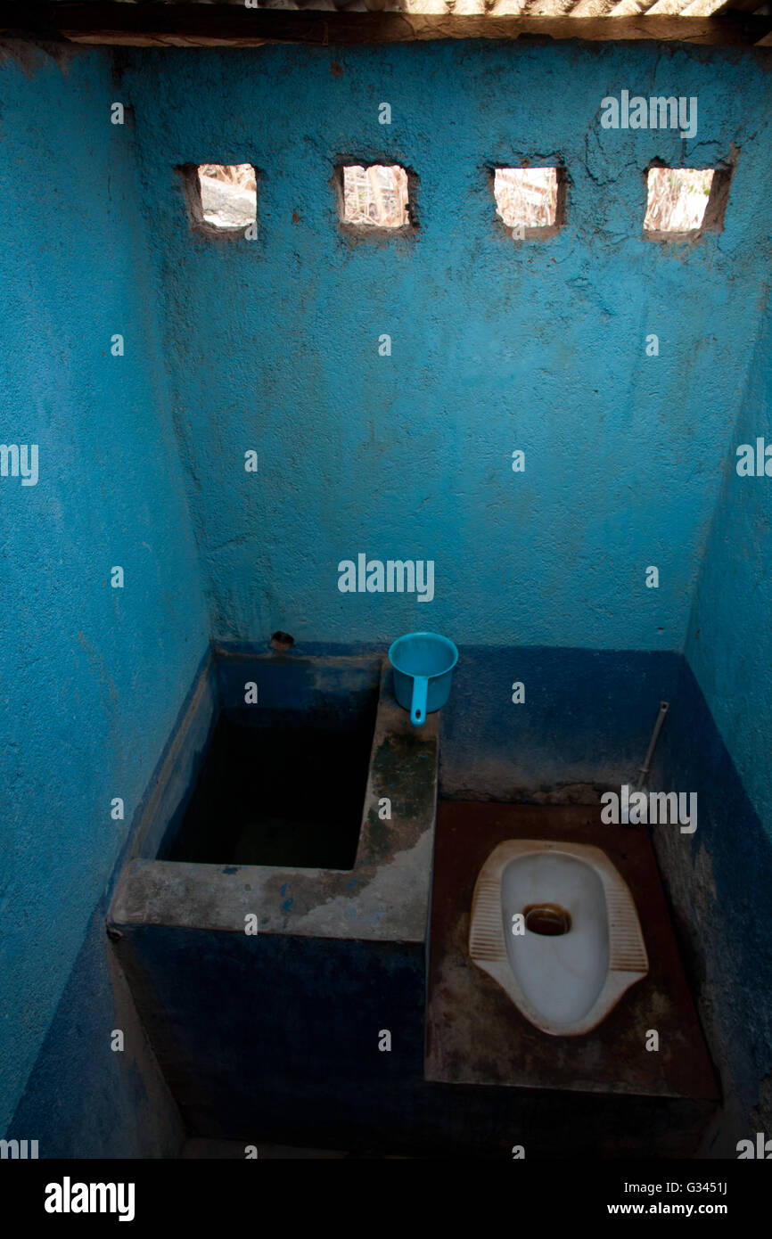 Sporco asiatici tipo squat wc visto sull isola di Flores, Indonesia Foto Stock
