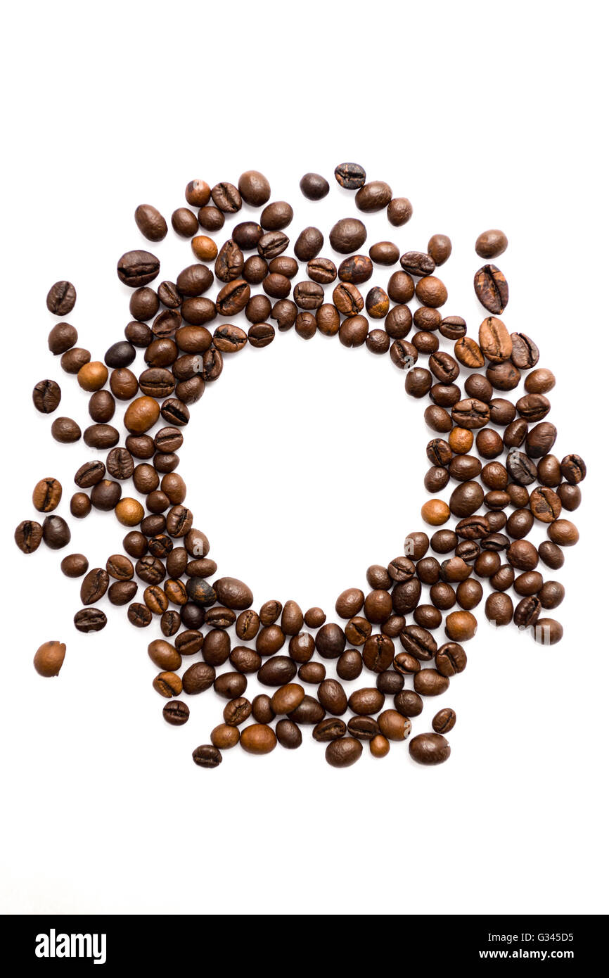Chicchi di caffè cerchio su sfondo bianco Foto Stock