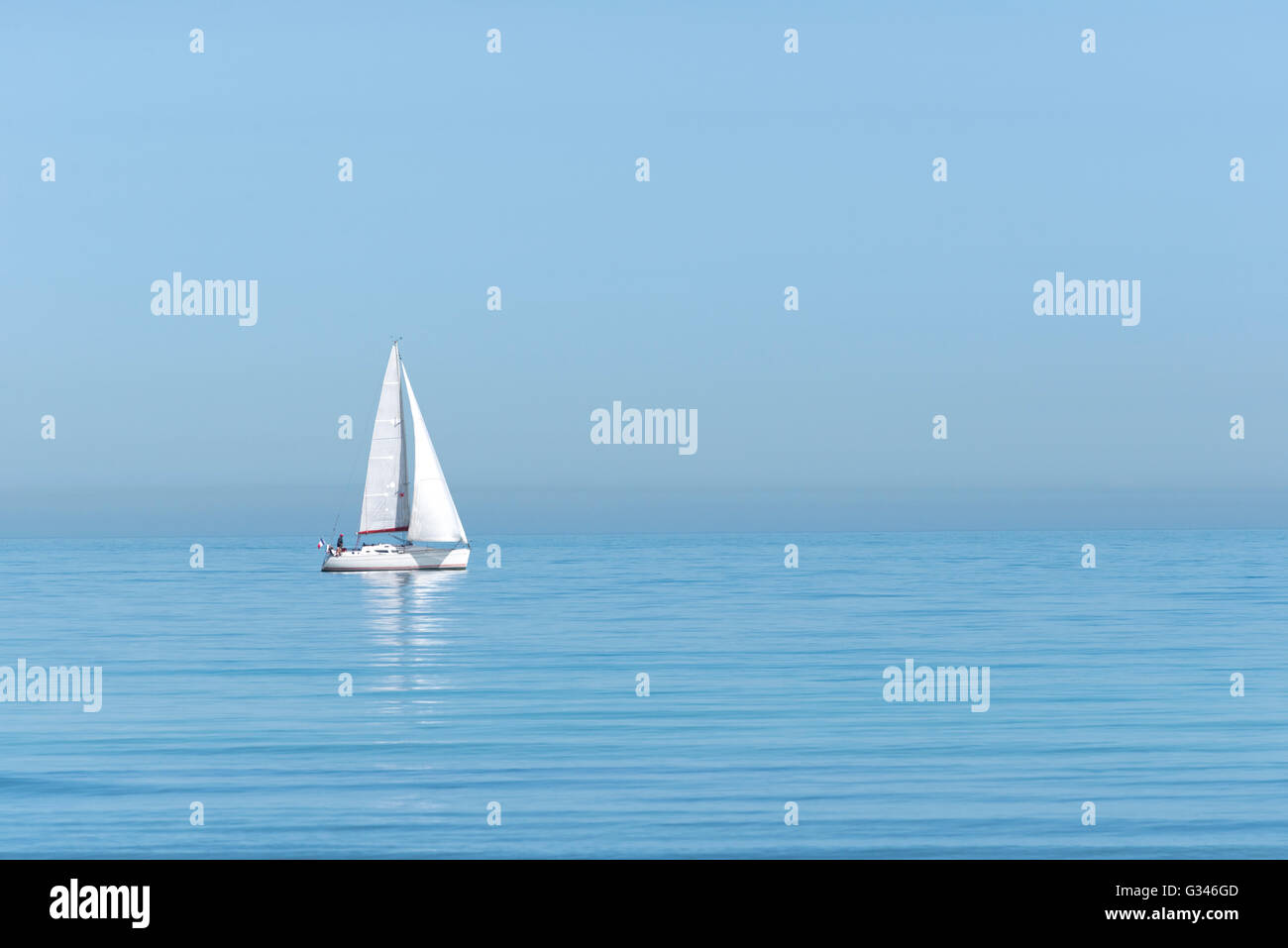 Barca a vela sul mare su una bella giornata Foto Stock