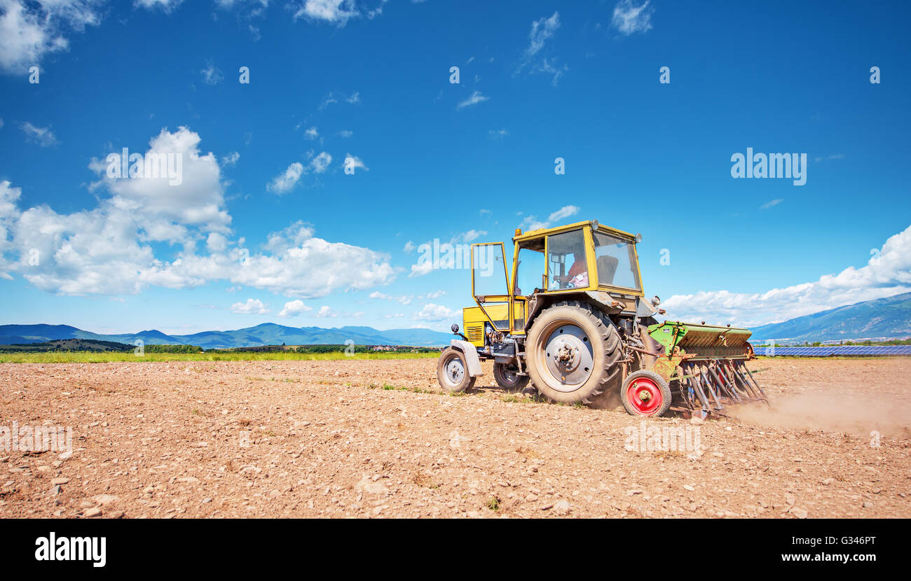 Il trattore lavora nel campo. Tempo della semina. Foto Stock