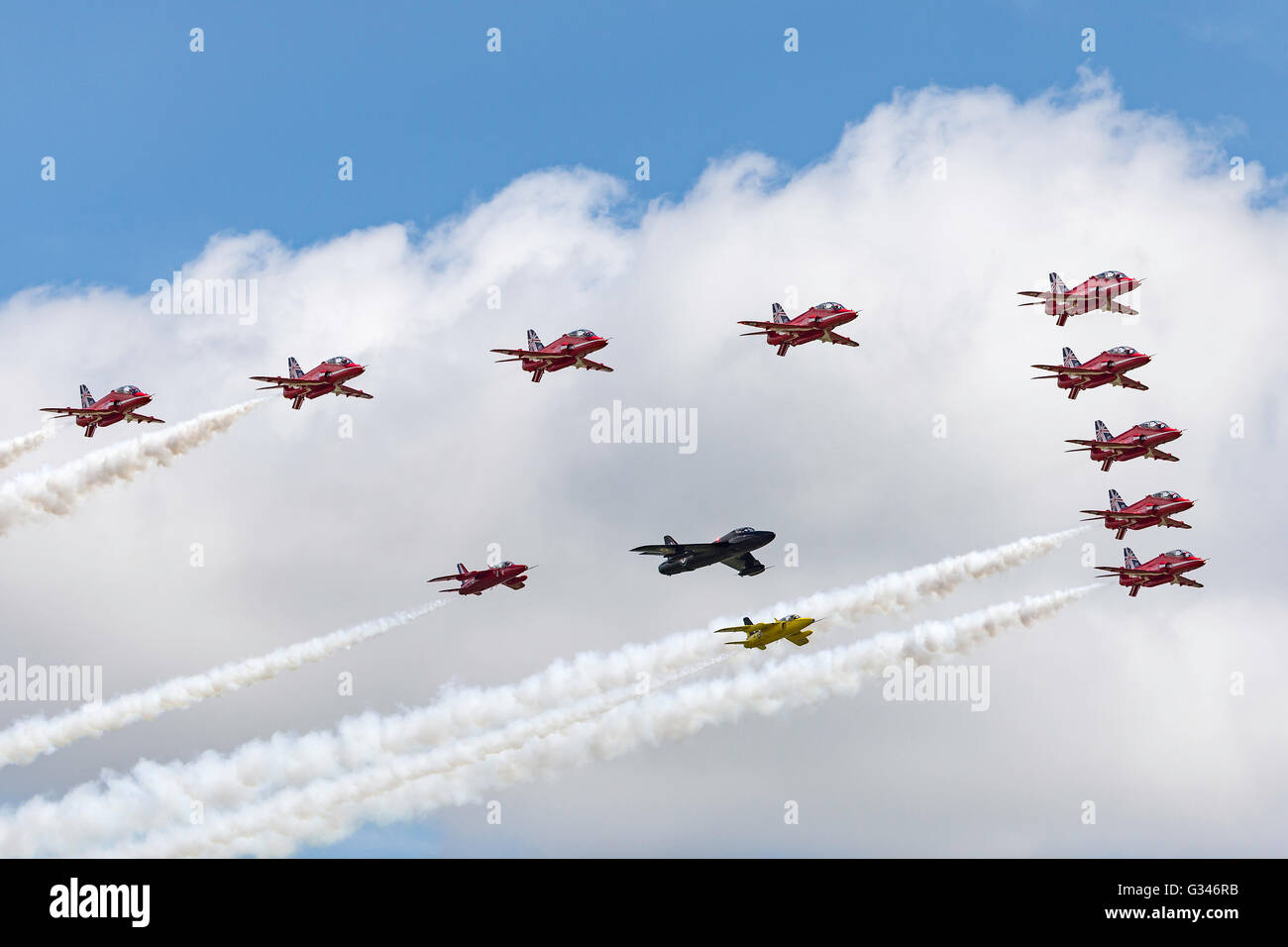 Royal Air Force frecce rosse display team in formazione con un Hawker Hunter e due moscerini Folland presso la RAF Airshow Waddington Foto Stock