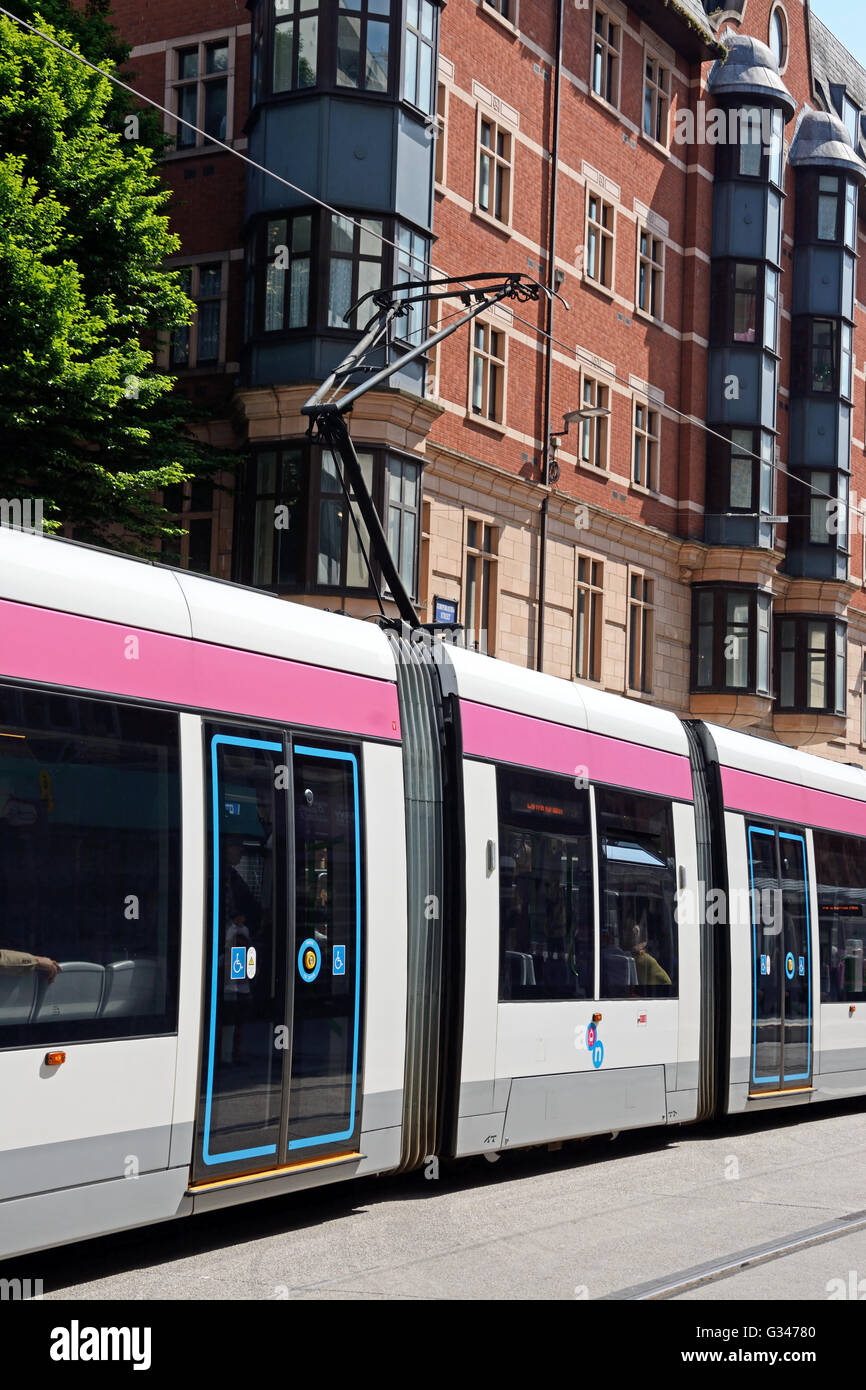 Midland metro dal centro città in tram di estensione lungo Corporation Street, Birmingham, Inghilterra, Regno Unito, Europa occidentale. Foto Stock