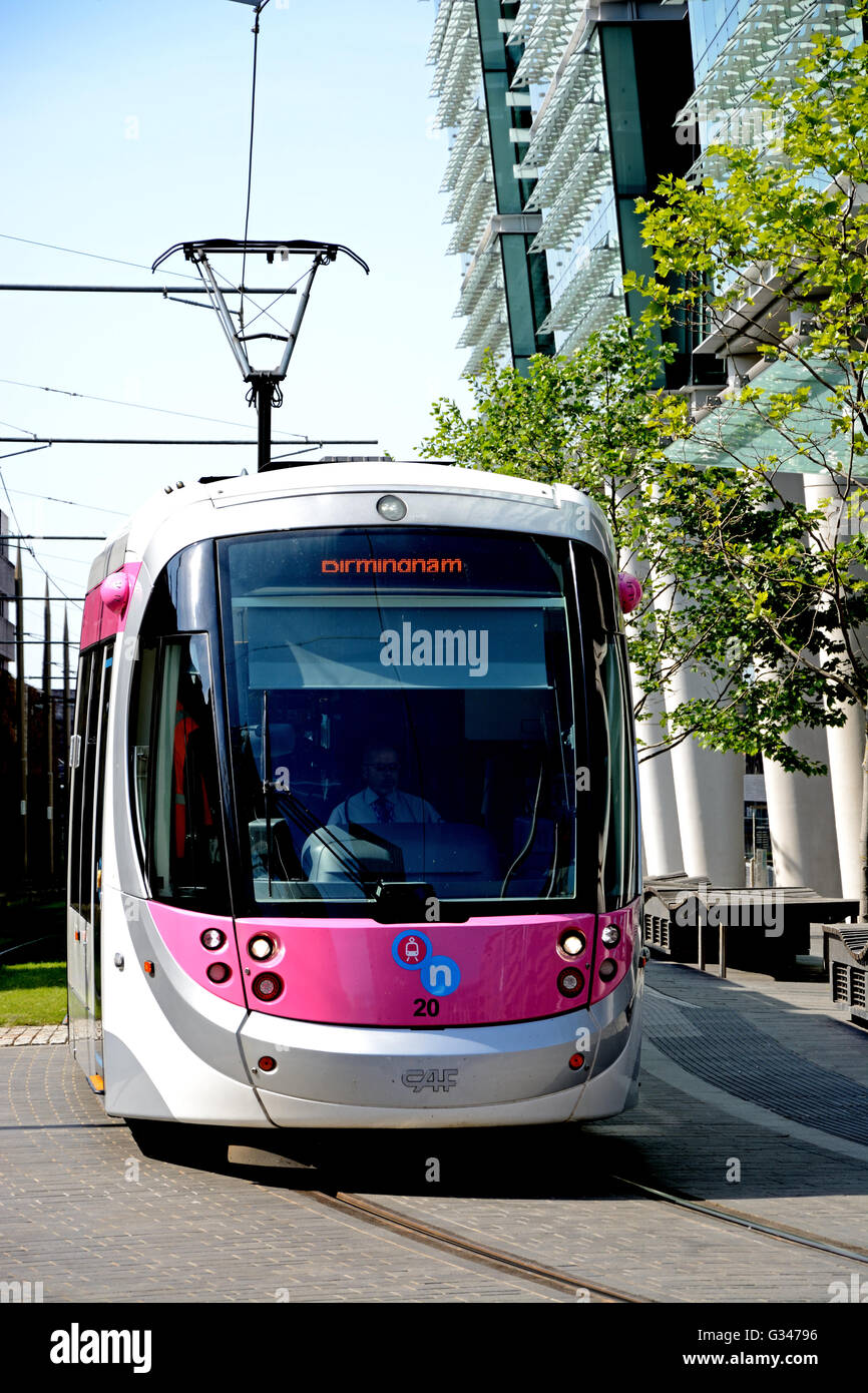 Midland metro dal centro città in tram di estensione lungo Colmore Circus, Birmingham, Inghilterra, Regno Unito, Europa occidentale. Foto Stock