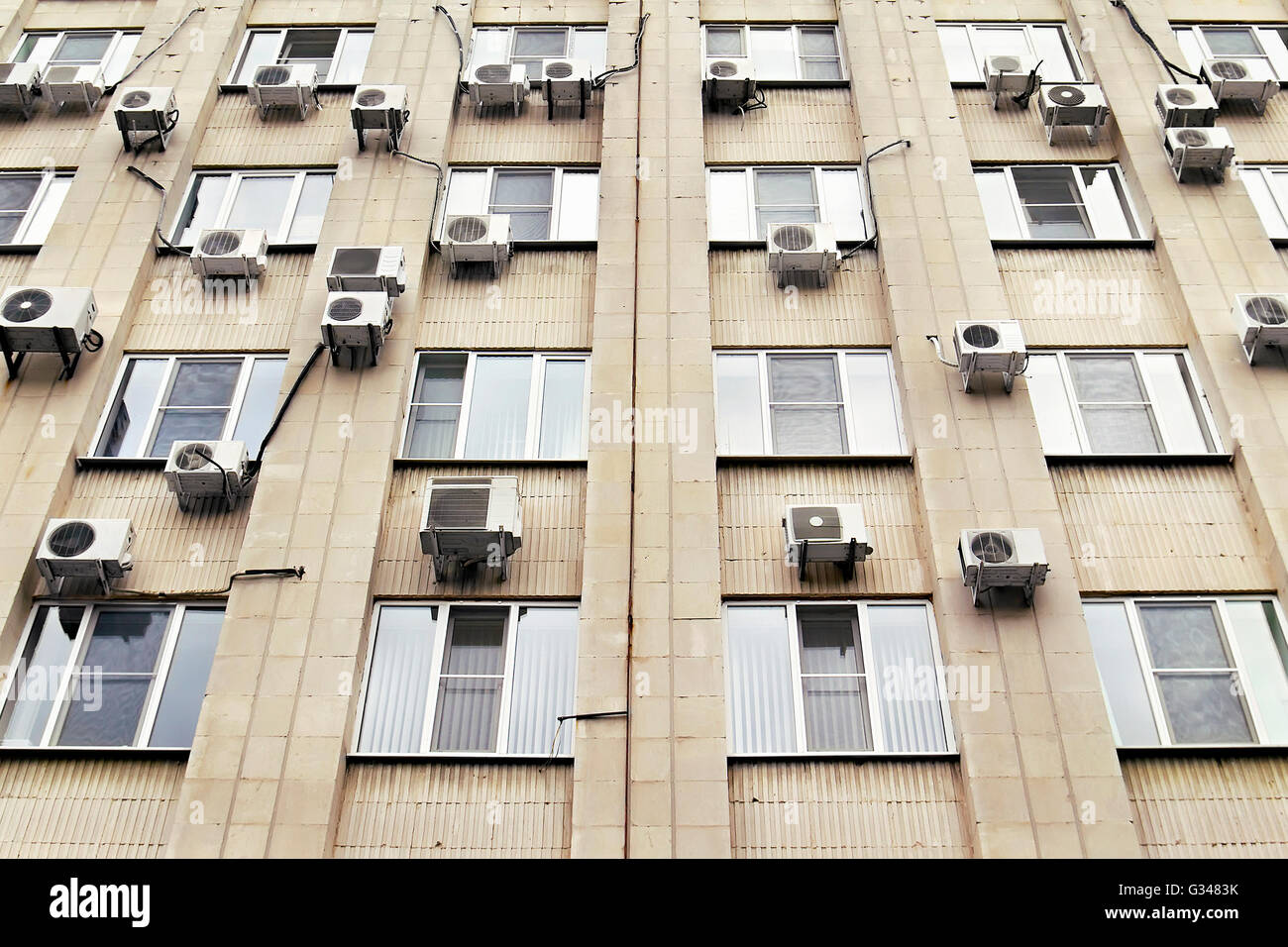 Mani condizionatori di aria sulla parete di edificio per uffici Foto Stock