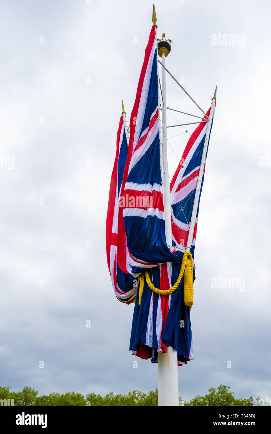 Britannica Union Jack bandiere da un polo sul Mall nella celebrazione di Sua Maestà la regina Elisabetta il novantesimo compleanno Foto Stock