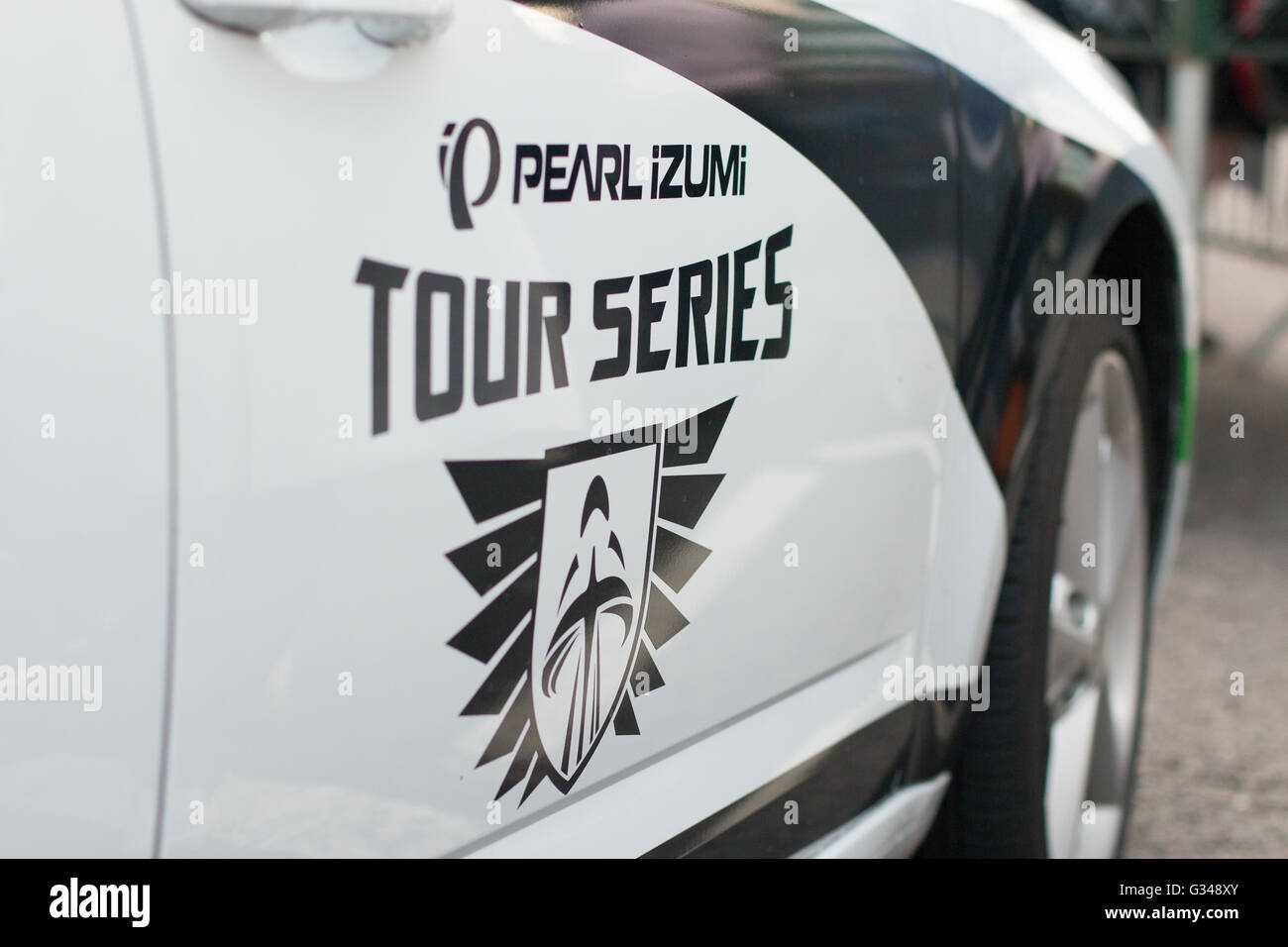 Pearl Izumi Tour in Bicicletta di logo di serie sulla vettura ufficiale Foto Stock