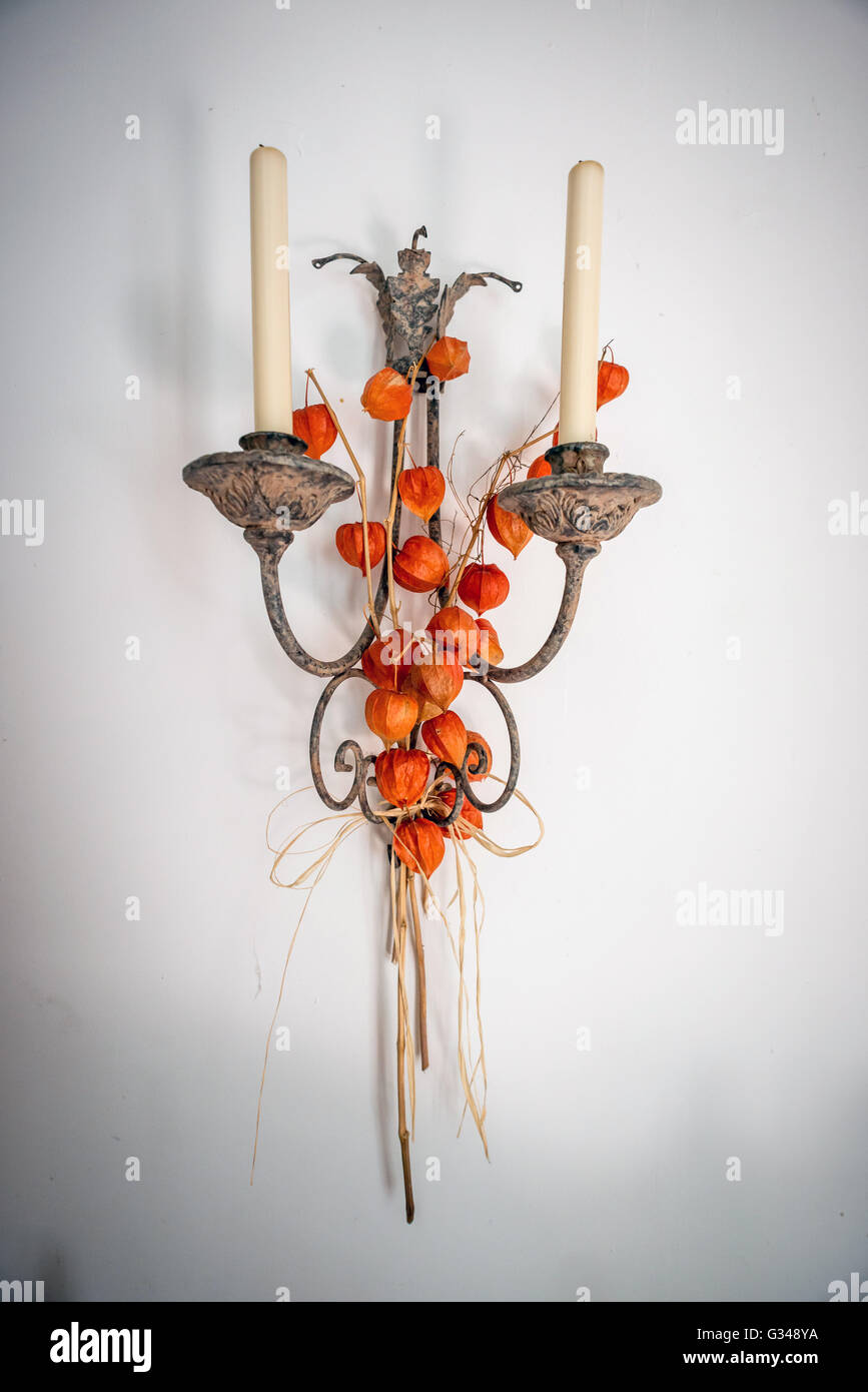Un decorato montato a parete portacandele. Foto Stock