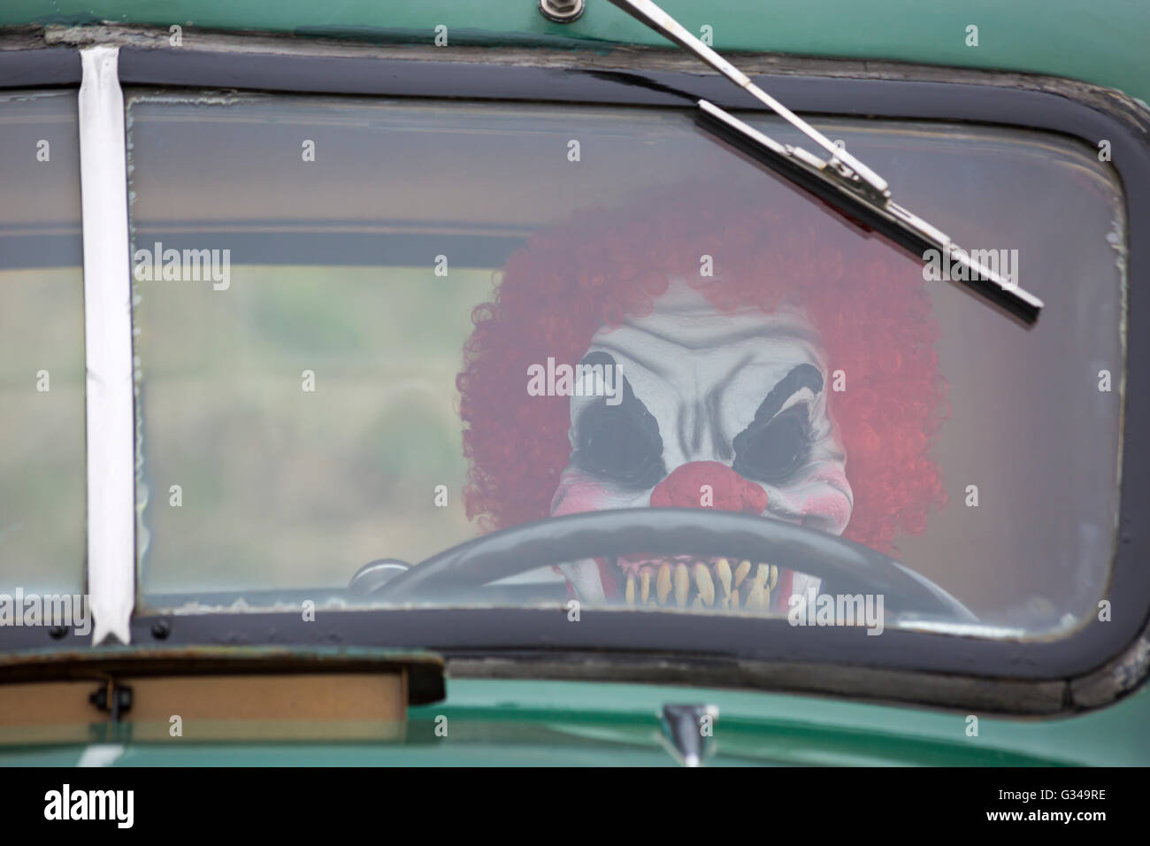 Clown spaventoso in driver sede del vecchio camion a Bournemouth Wheels Festival, Bournemouth, Dorset UK nel mese di giugno Foto Stock