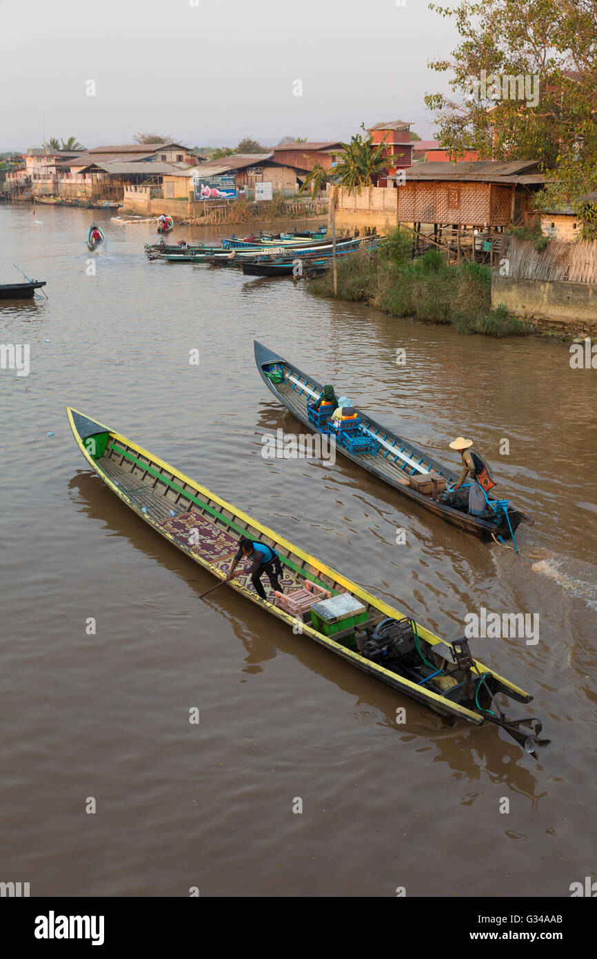 Longtail barche sul Lago Inle Nyaungshwe township di Taunggyi distretto di Stato Shan, parte delle colline Shan Myanmar Foto Stock