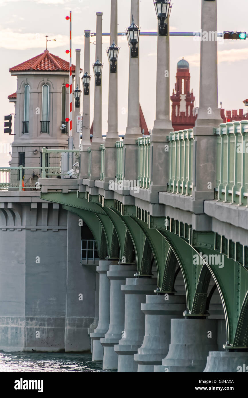 Le forme geometriche di un ponte Foto Stock