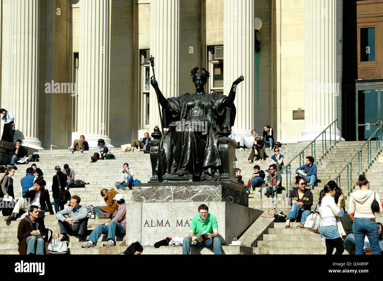 New York City: gli studenti seduti sul Columbia University Library passi accanto al famoso Alma Mater scultura Foto Stock