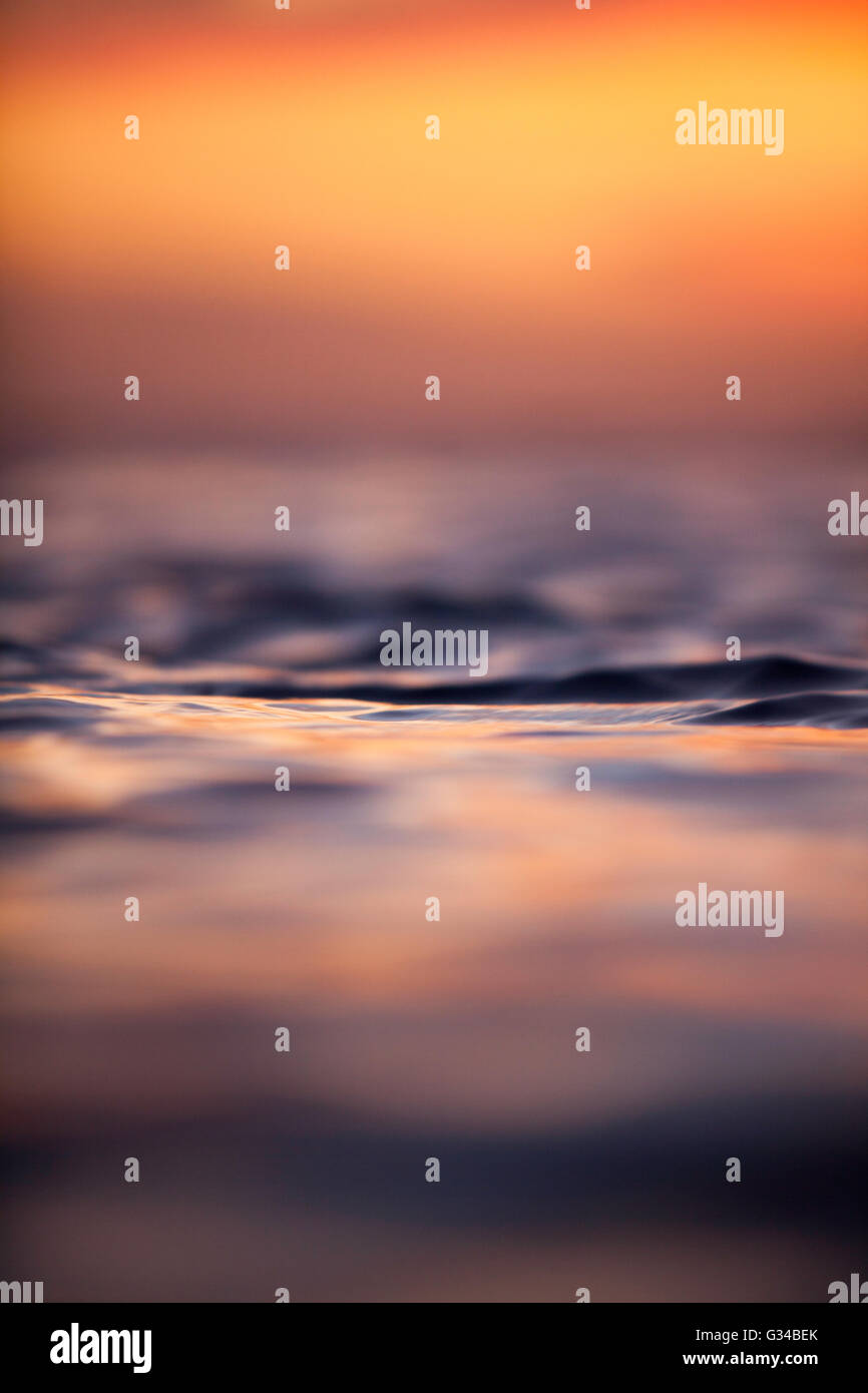 Primo piano della ocean, onde, spiaggia al tramonto o al crepuscolo in Hawaii. Foto Stock