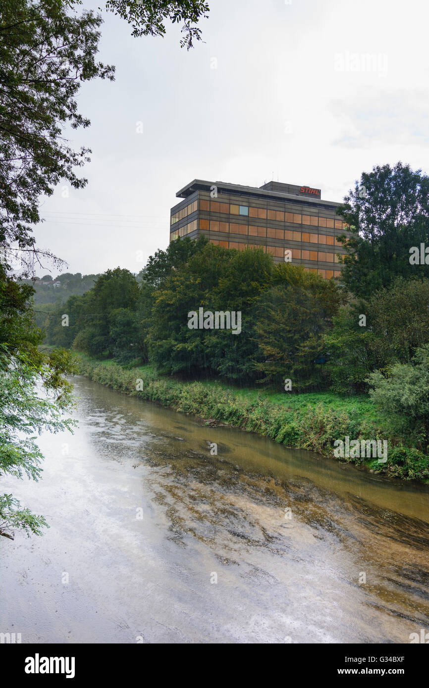 La sede centrale di Stihl sul fiume rem sotto la pioggia, in Germania, Baden-Württemberg, regione di Stoccarda, Waiblingen Foto Stock
