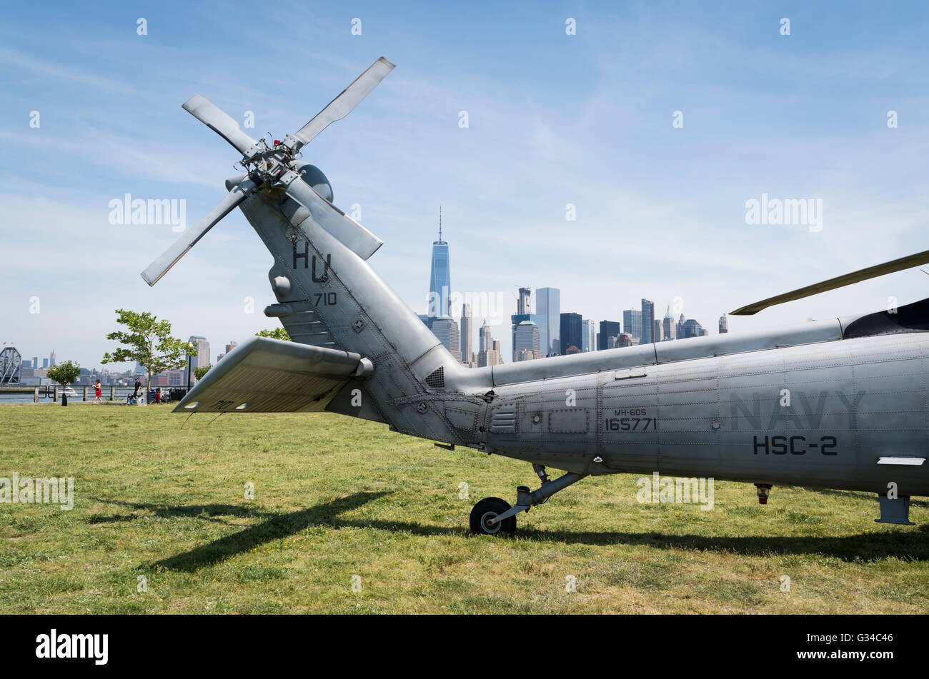 Rotore posteriore e la coda di una US Navy Seahawk elicottero con il downtown skyline di Manhattan in background nella settimana della flotta Foto Stock