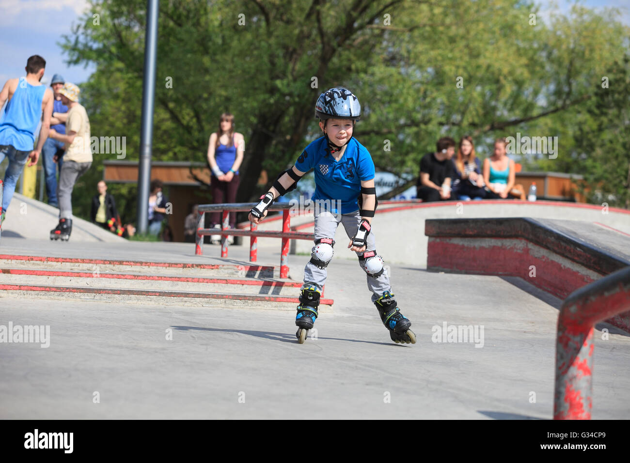 Mosca - 7 Maggio 2016 : roller aggressiva concorrenza Picnic AZ ha avuto luogo a skate park Sadovniki in memoria di rollerblader Andrey Zaytcev scomparso nel 2012 Foto Stock