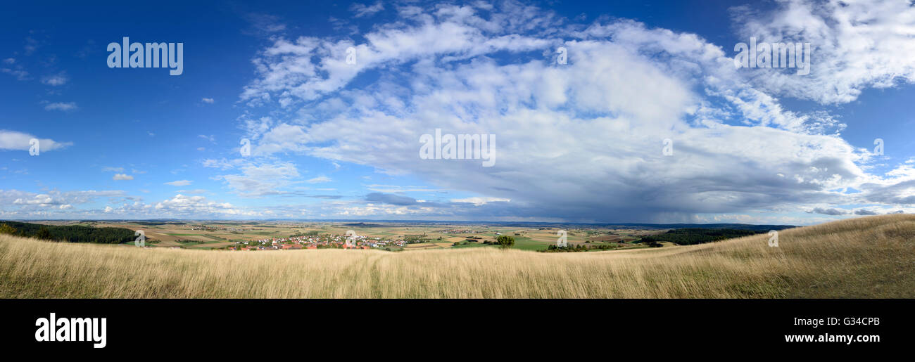 Vista da Blasienberg su Kirchheim am Ries e Nördlinger Ries, Germania, Baden-Württemberg, Schwäbische Alb, Svevo, Kirchh Foto Stock