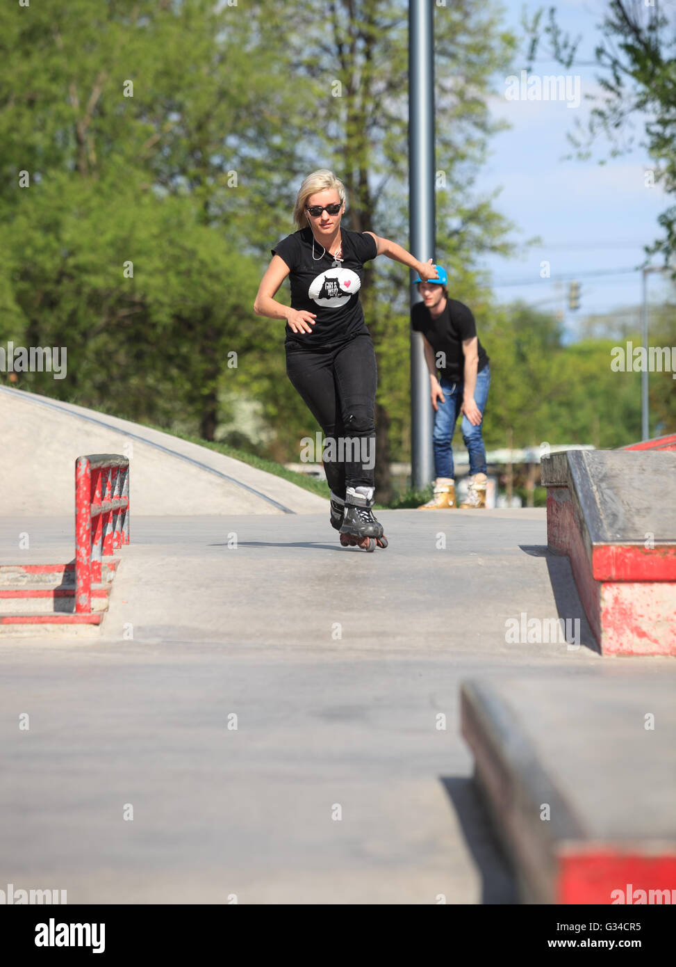 Mosca - 7 Maggio 2016 : roller aggressiva concorrenza Picnic AZ ha avuto luogo a skate park Sadovniki in memoria di rollerblader Andrey Zaytcev scomparso nel 2012 Foto Stock
