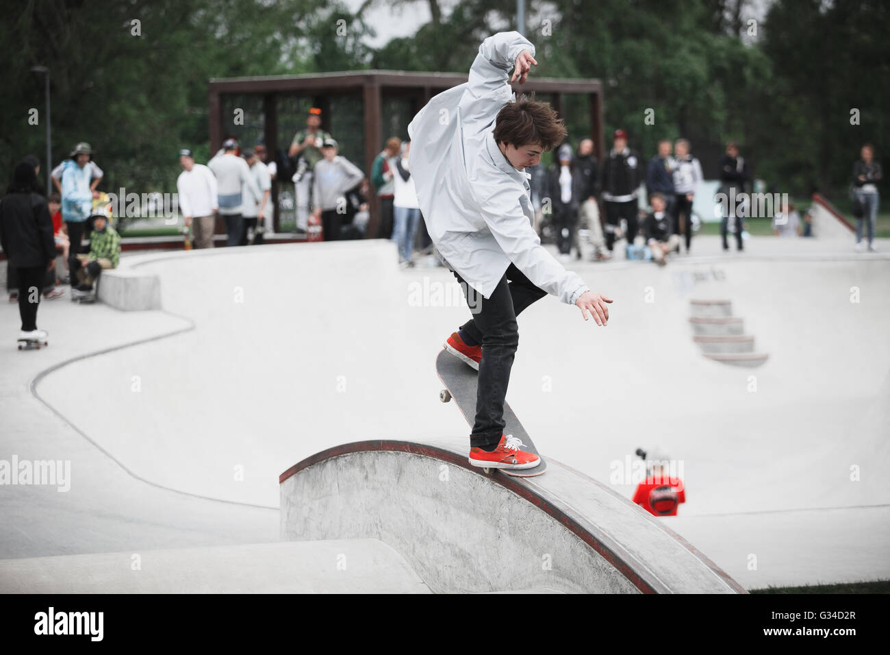 Mosca - 15 maggio, 2016 : Street skateboard contest dalla Levi e Traektoriya boardshop. Pattinatori di calcestruzzo di equitazione skate park Sadovniki Foto Stock