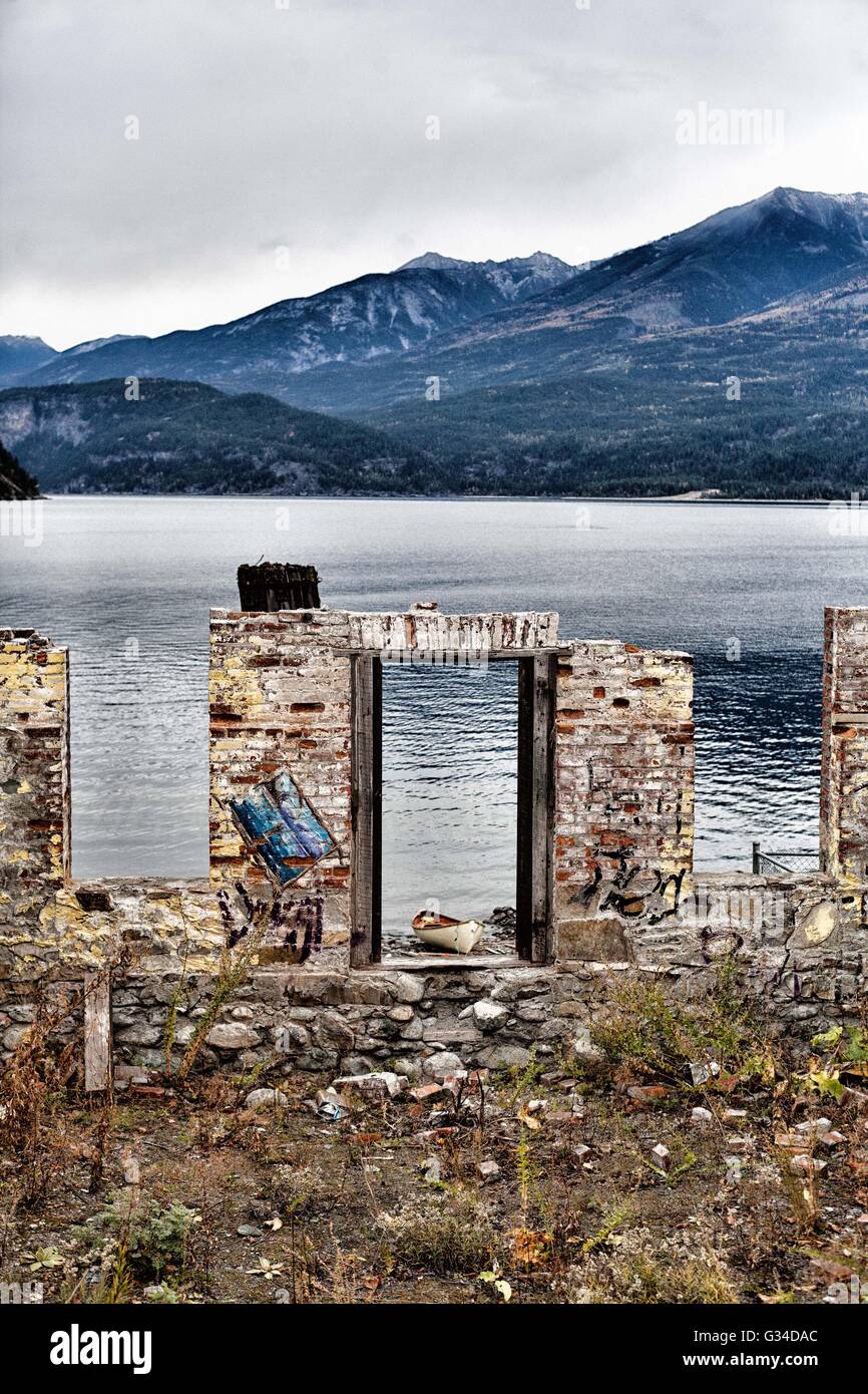 Abbandonato; al di là del necessario per riparare il vecchio fatiscente edificio vicino superiore Lago Kootney Kaslo in British Columbia, con graffiti. Foto Stock