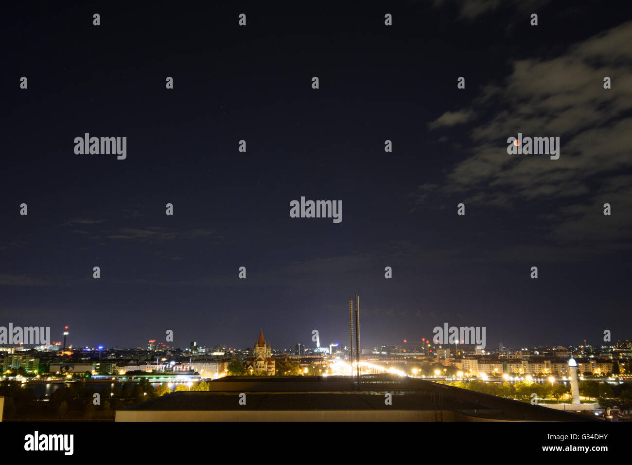 Eclissi lunare totale , super luna , sangue luna nel centro della città, Austria, Wien, 00., Wien, Vienna Foto Stock
