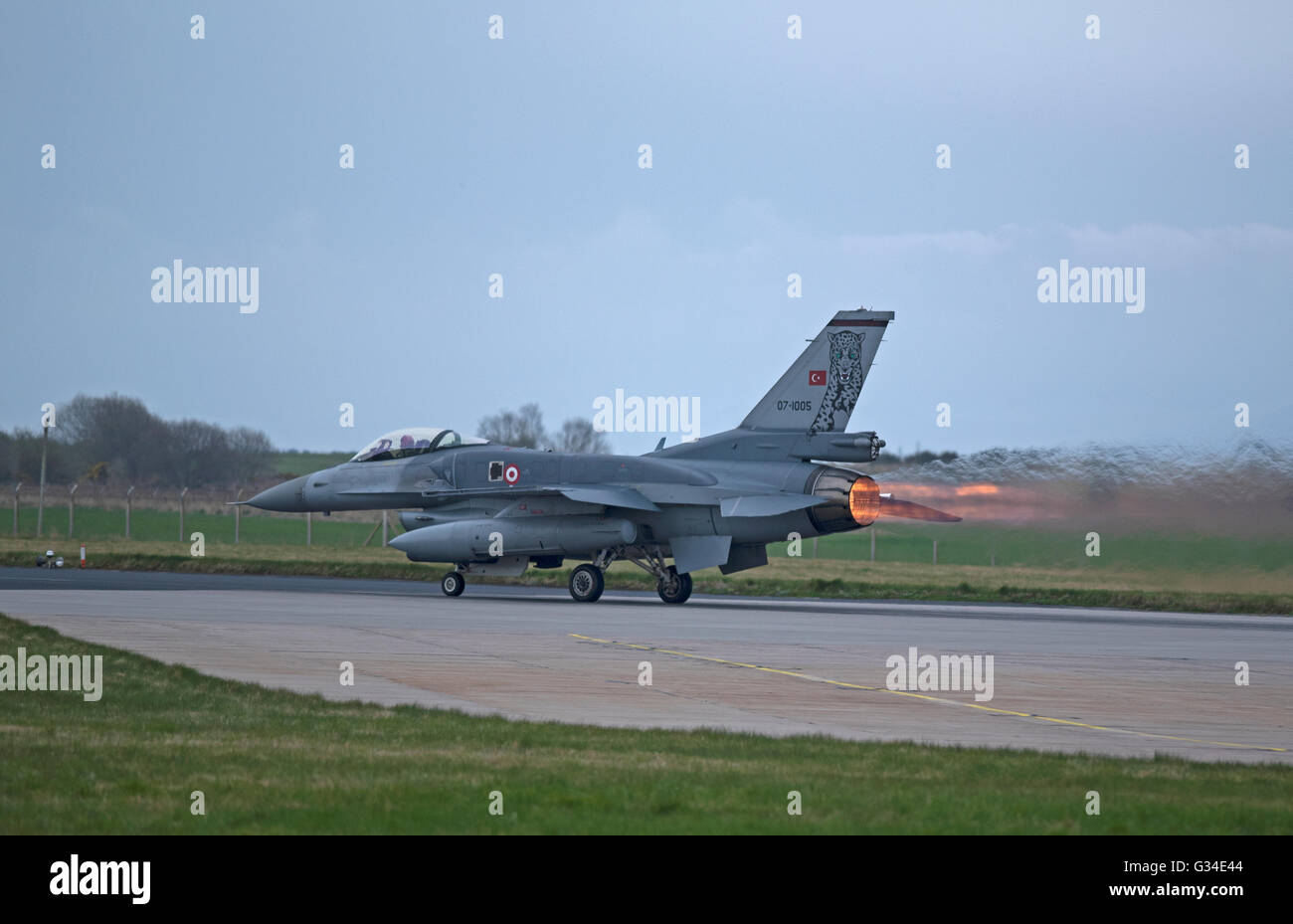 Turkish Air Force General Dynamics F16 sedile unico fighter Jet Reg serie 07-1013 Joint RAF Lossiemouth esercizio. SCO 10,508. Foto Stock