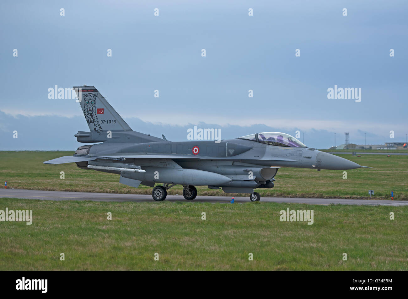 Turkish Air Force General Dynamics F16 sedile unico fighter Jet Reg serie 07-1013 Joint RAF Lossiemouth esercizio. 10,510. Foto Stock