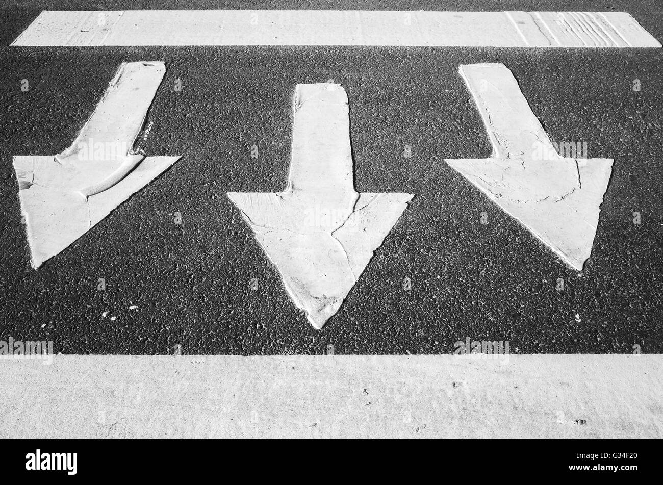 Frecce bianche su autostrada asfalto, attraversamento pedonale strada frammento di marcatura Foto Stock