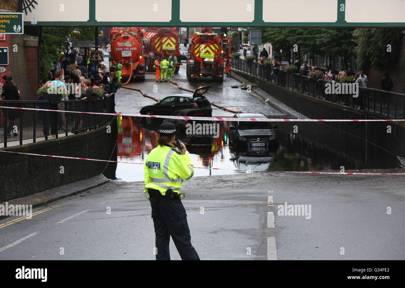 Wallington, Surrey, Regno Unito. Il 7 giugno 2016. Tre persone sono intrappolate in auto dopo che essi sono stati immersi in acqua in seguito inondazioni nel sud-est di Londra. Londra Vigili del Fuoco ha detto che ha permesso a una persona di uscire dai loro auto mentre altre due persone che era riuscito a scappare prima che i vigili del fuoco sono arrivati in scena su Manor Road, Wallington. Ha detto che la strada vicino a Wallington stazione era sotto due metri ( di acqua di inondazione. Allagamenti ha interessato anche la Mitcham e Croydon aree. Enormi navi cisterna sono state portate a ripulire la zona dopo le inondazioni. Credito: uknip/Alamy Live News Foto Stock