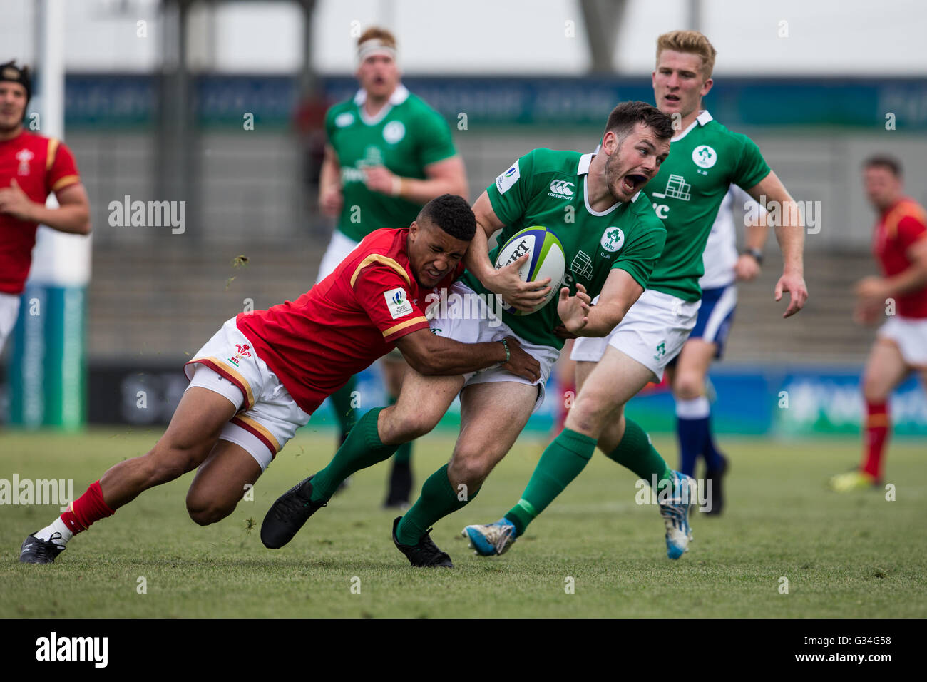 Manchester City Academy Stadium, Manchester, Regno Unito. 07Th Giugno, 2016. Rugby mondiale U20 campionato. Il Galles contro l'Irlanda. Galles U20 Keelan ala Giles affronta l'Irlanda U20 ala Matthew Byrne. © Azione Sport Plus/Alamy Live News Foto Stock