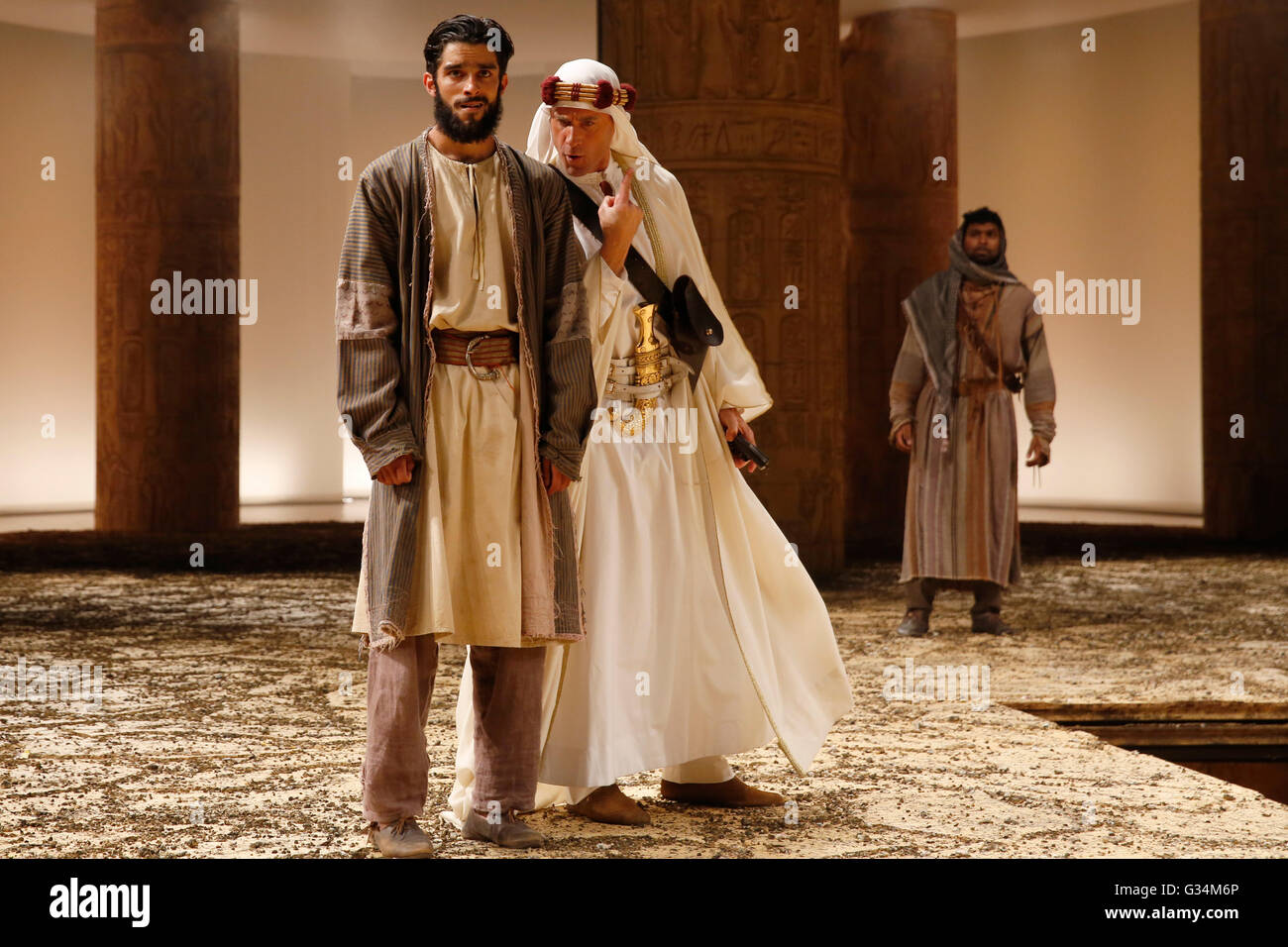 Chichester, Regno Unito. Il 7 giugno, 2016. Joseph Fiennes (R) esegue come T.E. Lawrence e Eben Figueiredo come Rashid in 'Ross' da Terence Rattigan durante un photocall al Chichester Festival Theatre di Chichester, West Sussex, Regno Unito martedì 7 giugno 2016.Il gioco diretto da Adrian nobile e prodotta dalla Chicehster Festival Theatre mostra fino a giugno 25. Credito: Luca MacGregor/Alamy Live News Foto Stock