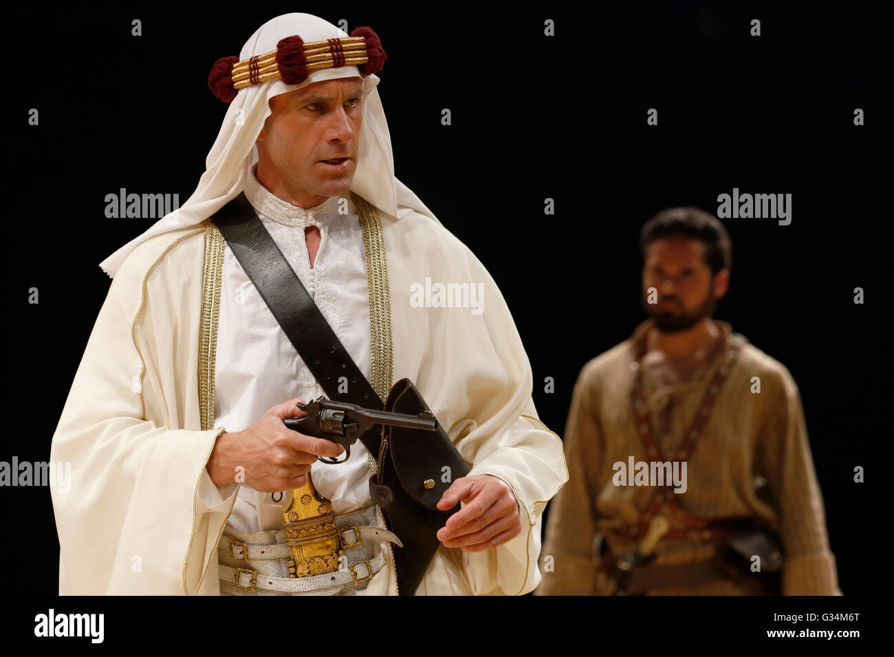 Chichester, Regno Unito. Il 7 giugno, 2016. Joseph Fiennes (L) esegue come T.E. Lawrence e Nicholas Prasad come Hamaed in 'Ross' da Terence Rattigan durante un photocall al Chichester Festival Theatre di Chichester, West Sussex, Regno Unito martedì 7 giugno 2016.Il gioco diretto da Adrian nobile e prodotta dalla Chicehster Festival Theatre mostra fino a giugno 25. Credito: Luca MacGregor/Alamy Live News Foto Stock