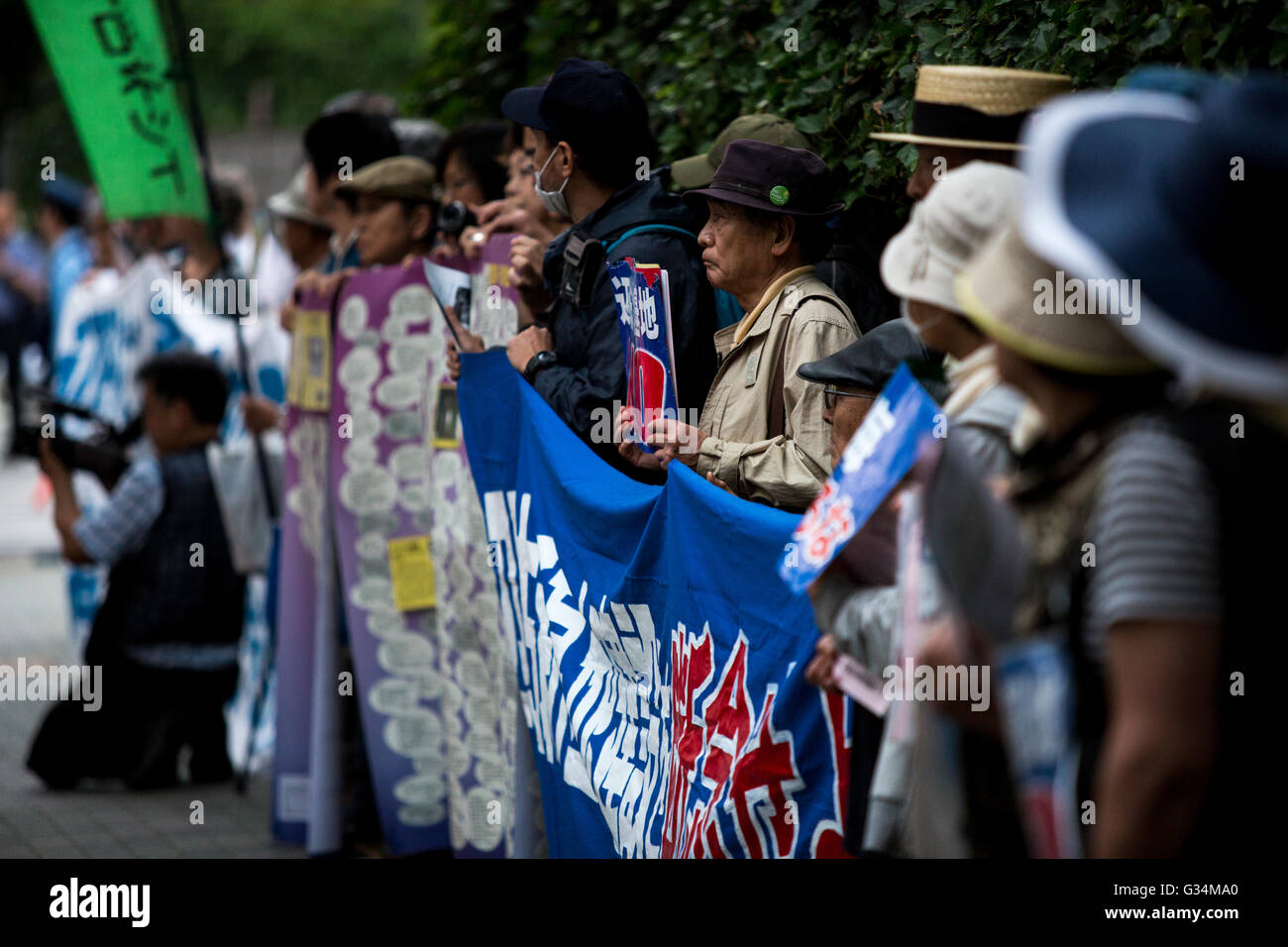 TOKYO, Giappone - 6 Giugno 2016 : anti-base usa manifestanti raccogliere nella parte anteriore del Ministero della Difesa per protestare contro gli Stati Uniti Base in Okinawa riguardante l'ultimo incidente di presunta guida ubriaco in Prefettura di Okinawa di U.S. Ufficiale della marina, Tokyo, Giappone, lunedì, 6 giugno 2016. La polizia ha arrestato Petty Officer Aimee Mejia precoce di domenica per la guida su una strada in città Kadena, Prefettura di Okinawa sotto l'influenza di alcol e di collidere con 2 vetture con testa. (Foto di Richard Atrero de Guzman/AFLO) Foto Stock